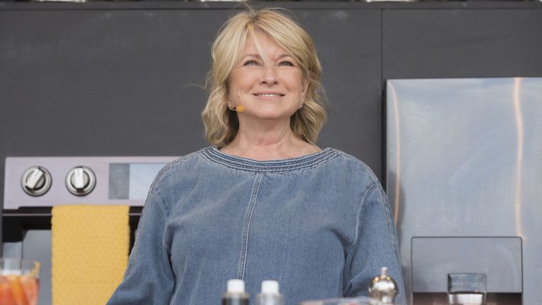 Clever Organizational Tips: How Martha Stewart Utilizes Glass Jars and Canisters to Maintain a Neat Home