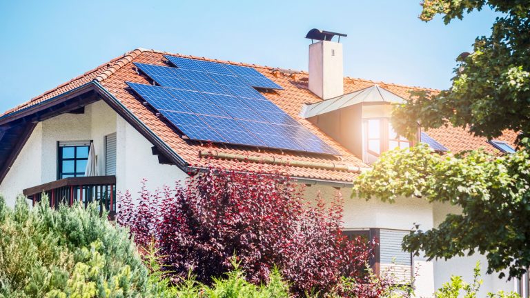 Consider the Benefits of Professional Solar Panel Installation Over DIY