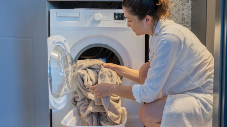How to Clean Kitchen and Bathroom Towels Efficiently
