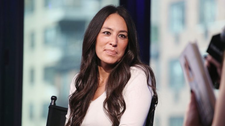 Joanna Gaines' Clever Use of a Sink to Create the Illusion of Space in a Small Bathroom